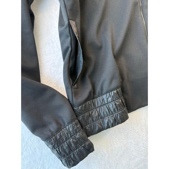 Saucony Women Running Jacket Size Medium Spell Out Logo Black Iridescent Pockets - Picture 4 of 8